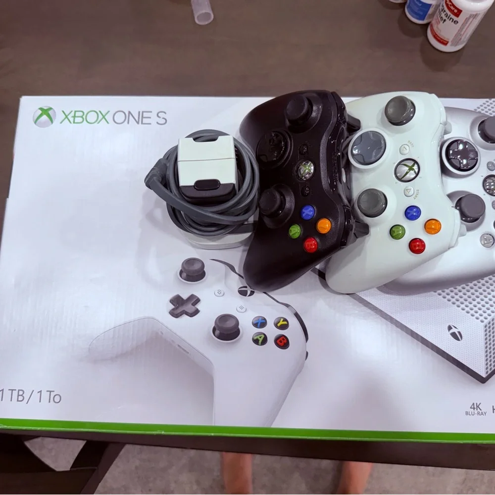 Xbox One S 1TB + 3 Wireless Controllers + Quick Charge Set